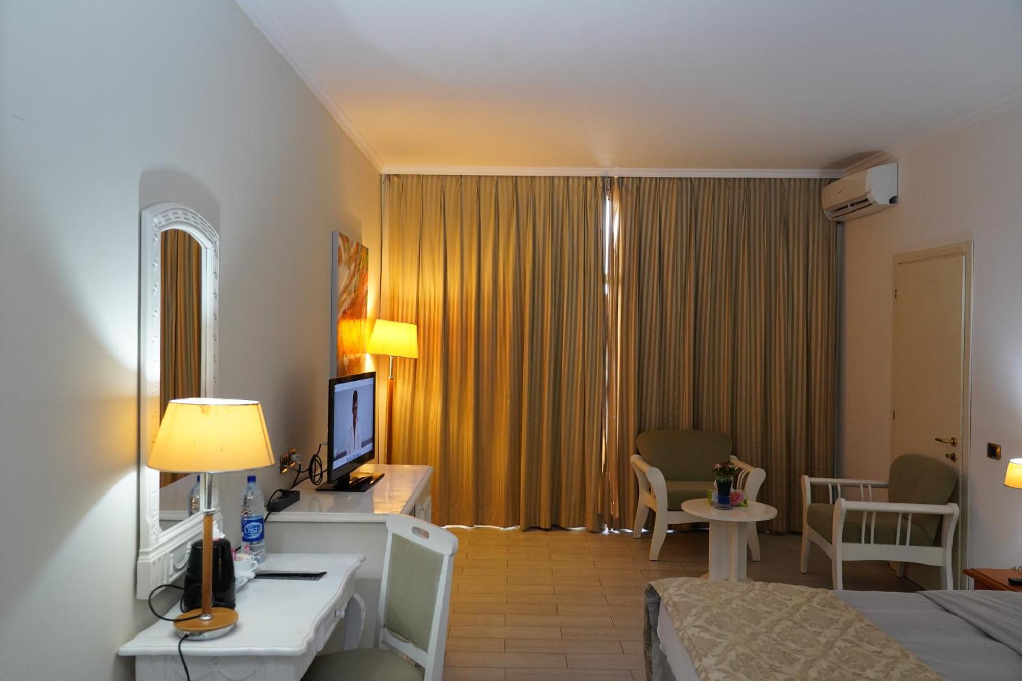 L'Amitie Hotel Нджамена Екстер'єр фото